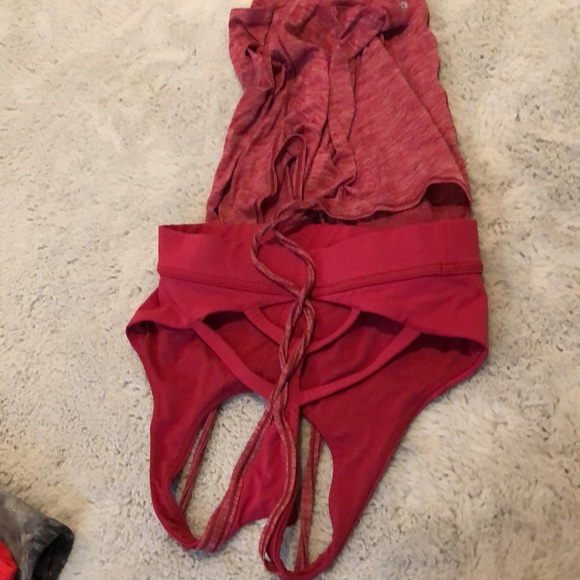 M Lululemon tanktop with built in sports bra - Picture 3 of 3